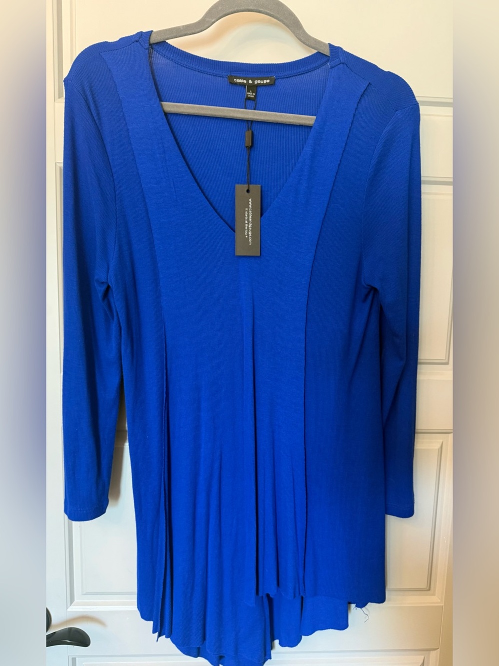 Cable & Gauge Women's V-Neck Sweater - Royal Blue